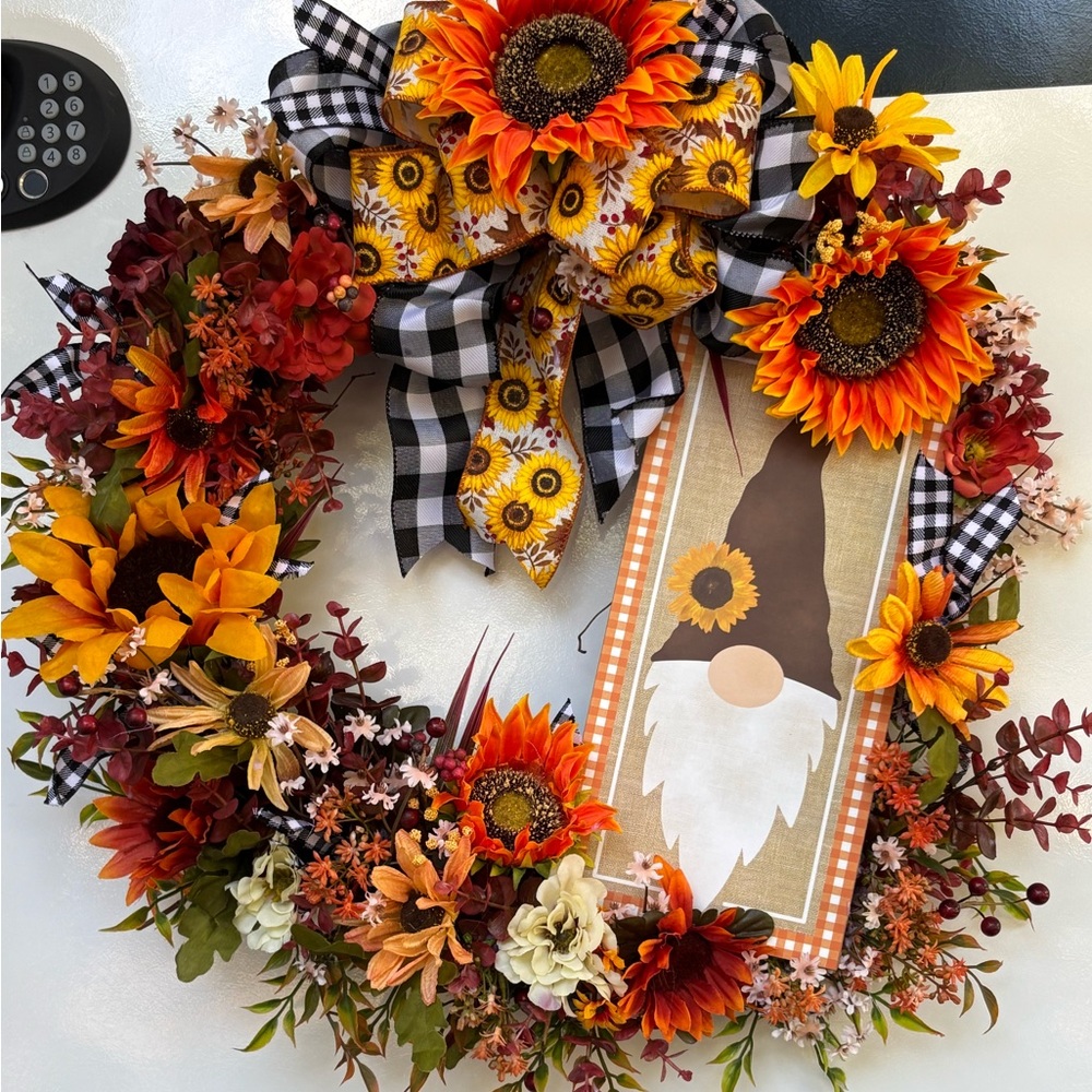 🚨Flash sale🚨Sunflower Gnome Wreath with Black and White Accents